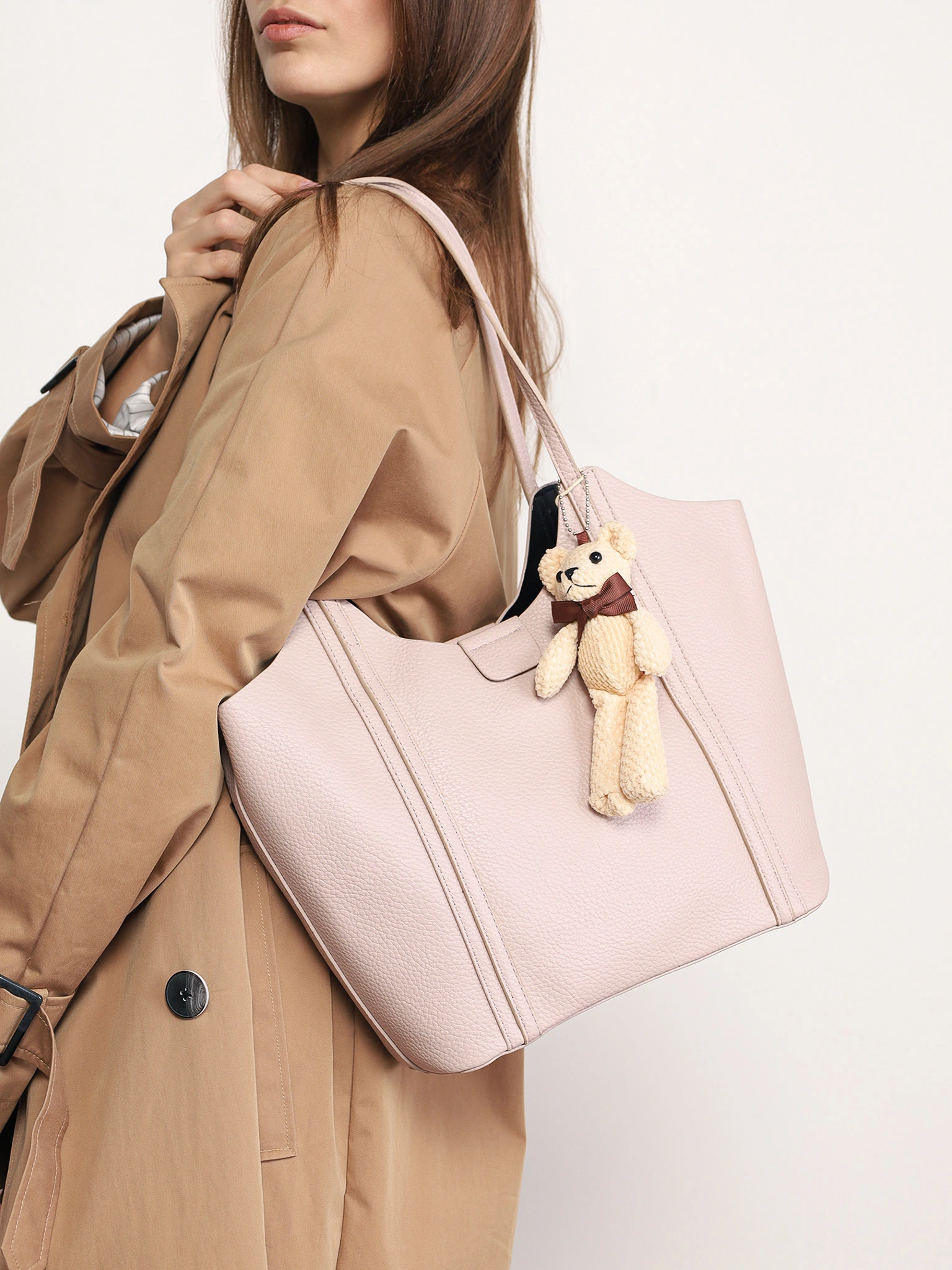 Сумка-тоут с плоскими ручками с брелком-медвежонок в ассортименте